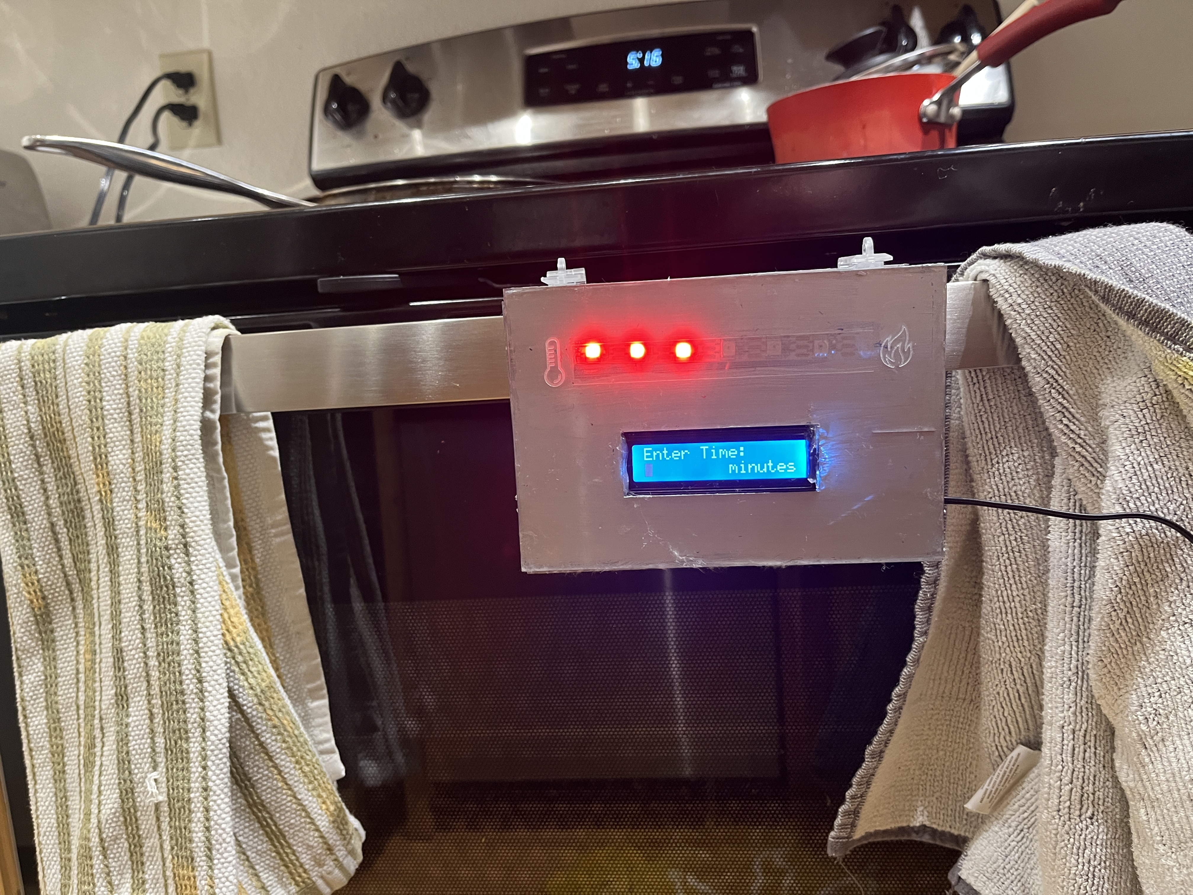 Device mounted on oven in use
